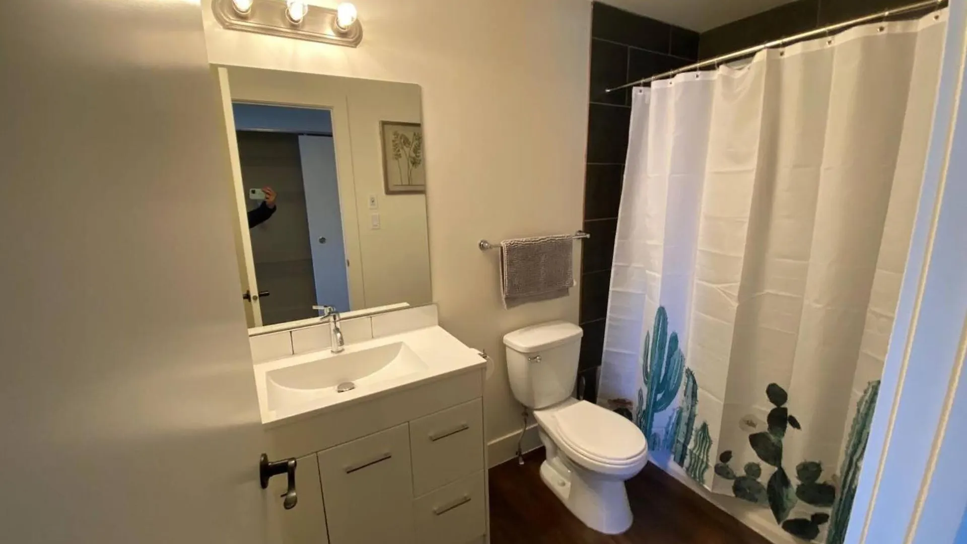 New Dt Apartment Walk To All Edmonton