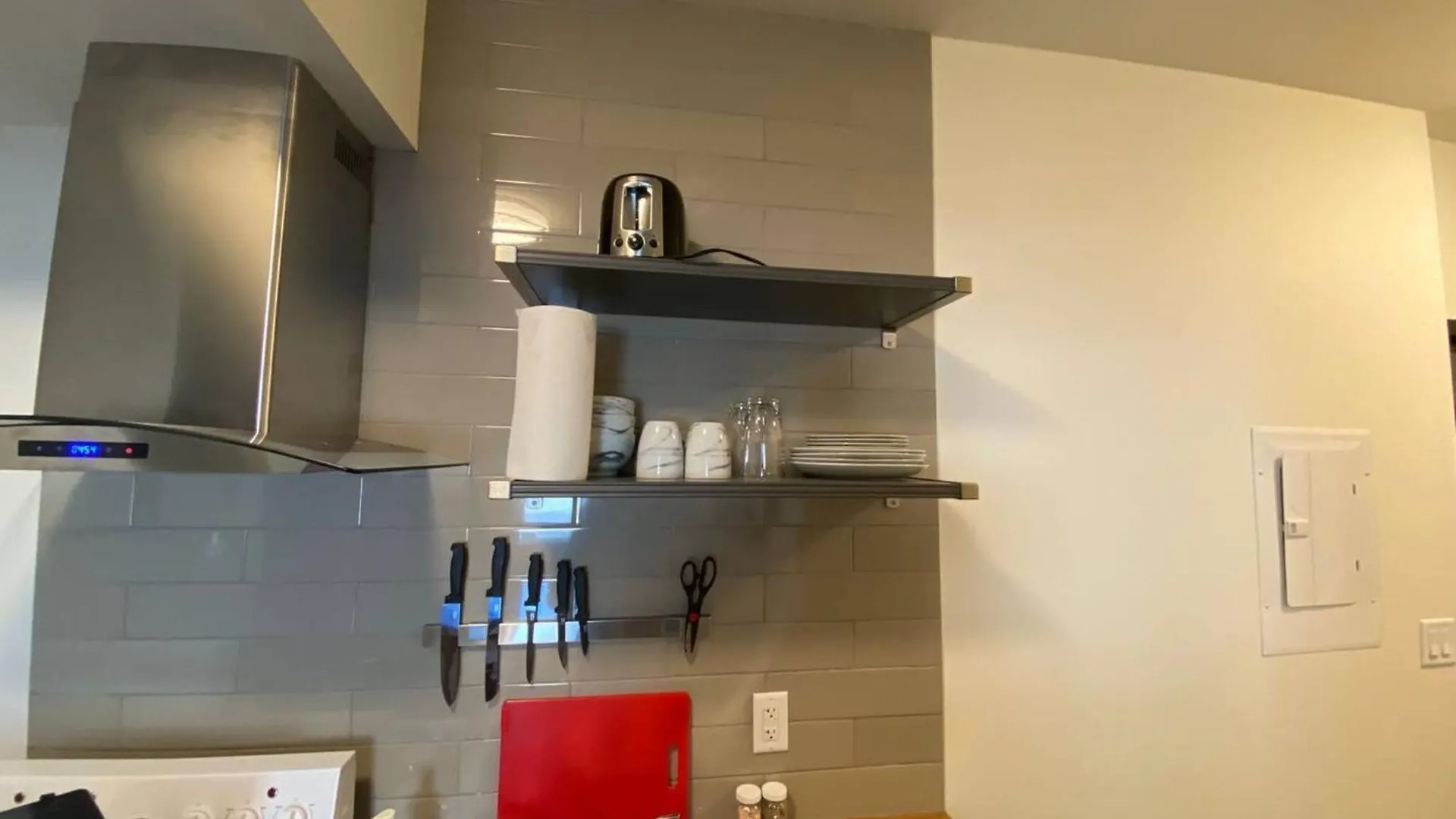 New Dt Apartment Walk To All Edmonton