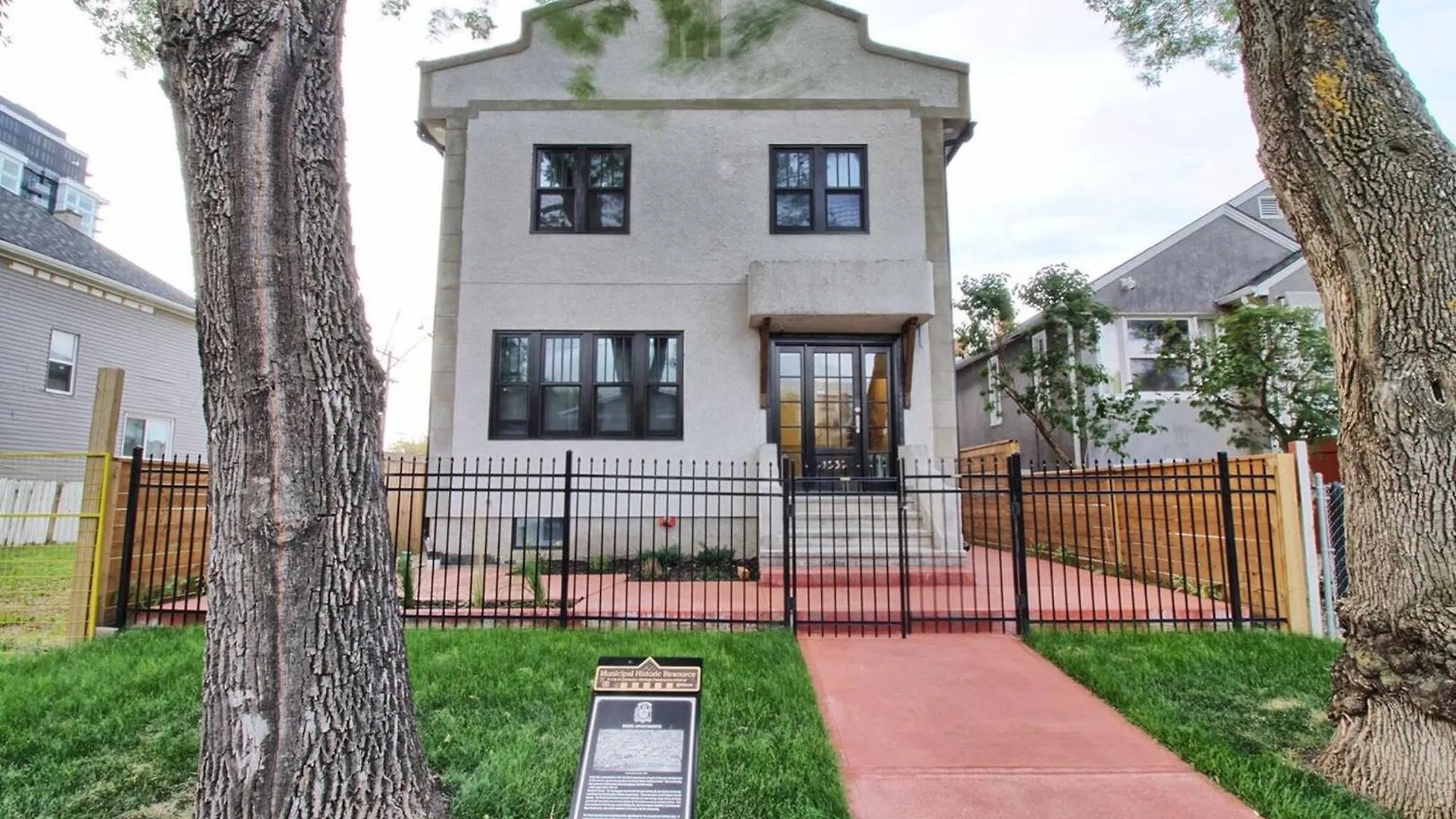 New Dt Apartment Walk To All Edmonton