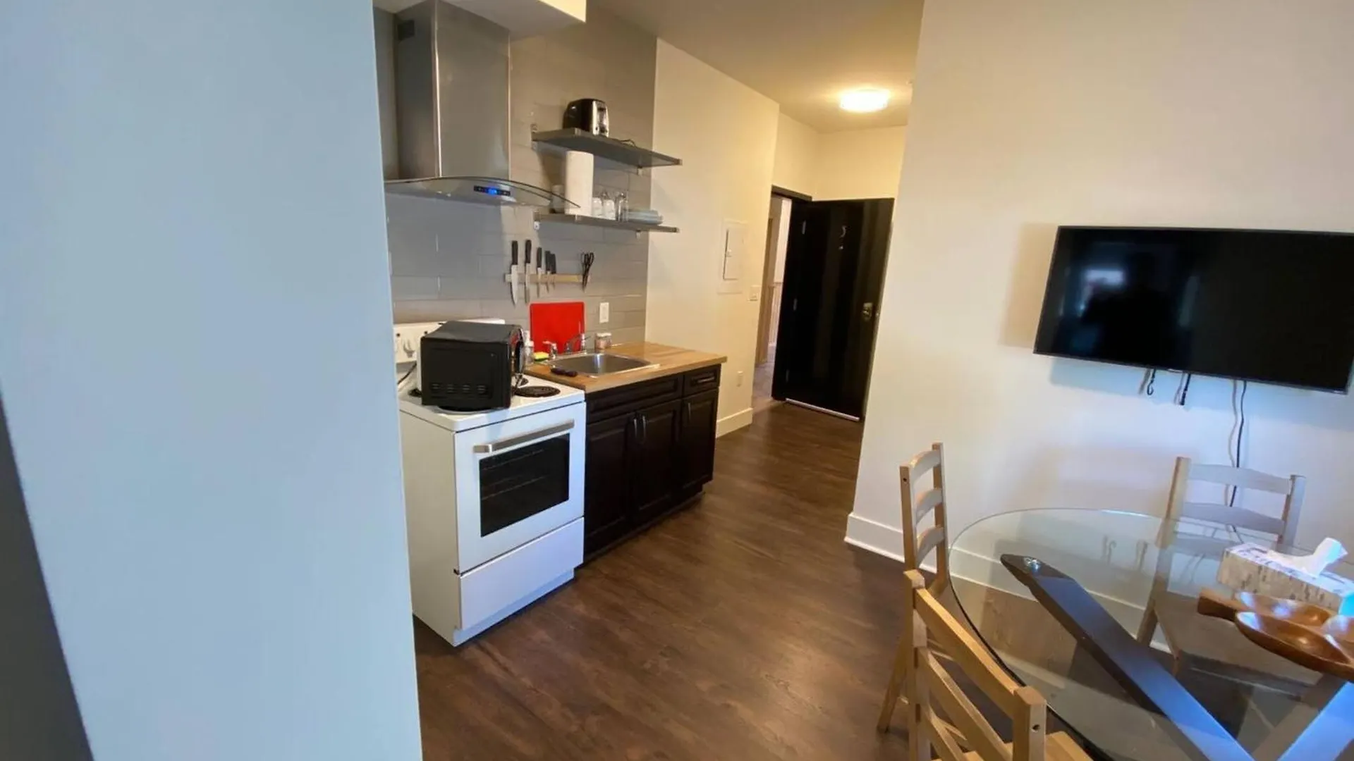 New Dt Apartment Walk To All Edmonton 0*,