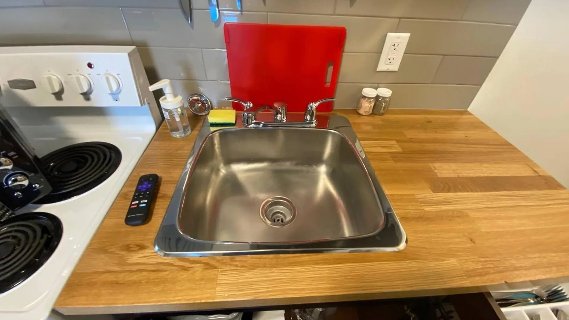 New Dt Apartment Walk To All Edmonton